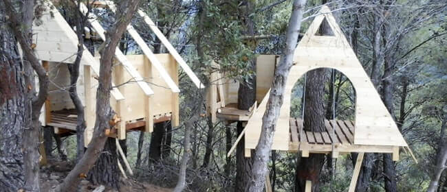 Costruzioni case su alberi e villaggi su alberi